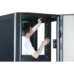 Apc Easy Rack 600Mm/42U/800Mm Con Techo, Panel Lateral, Ruedas, Pies Y 4 ER6282 7 Apc Easy Rack 600Mm/42U/800Mm Con Techo, Panel Lateral, Ruedas, Pies Y 4 (MPN ER6282, Racks) img-4